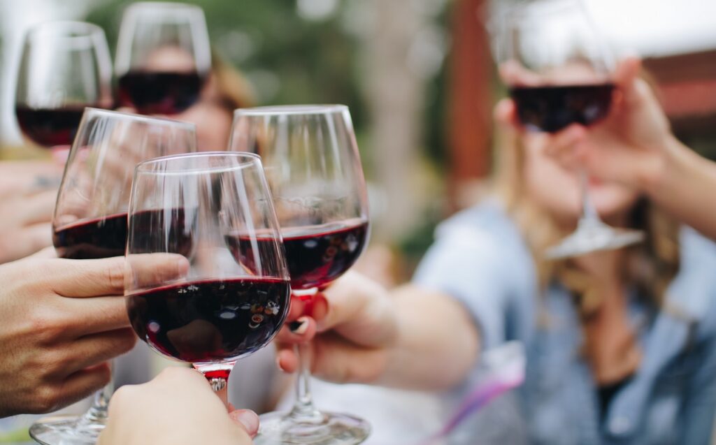 Alt="Comment tenir un verre de vin comme un vrai connaisseur"