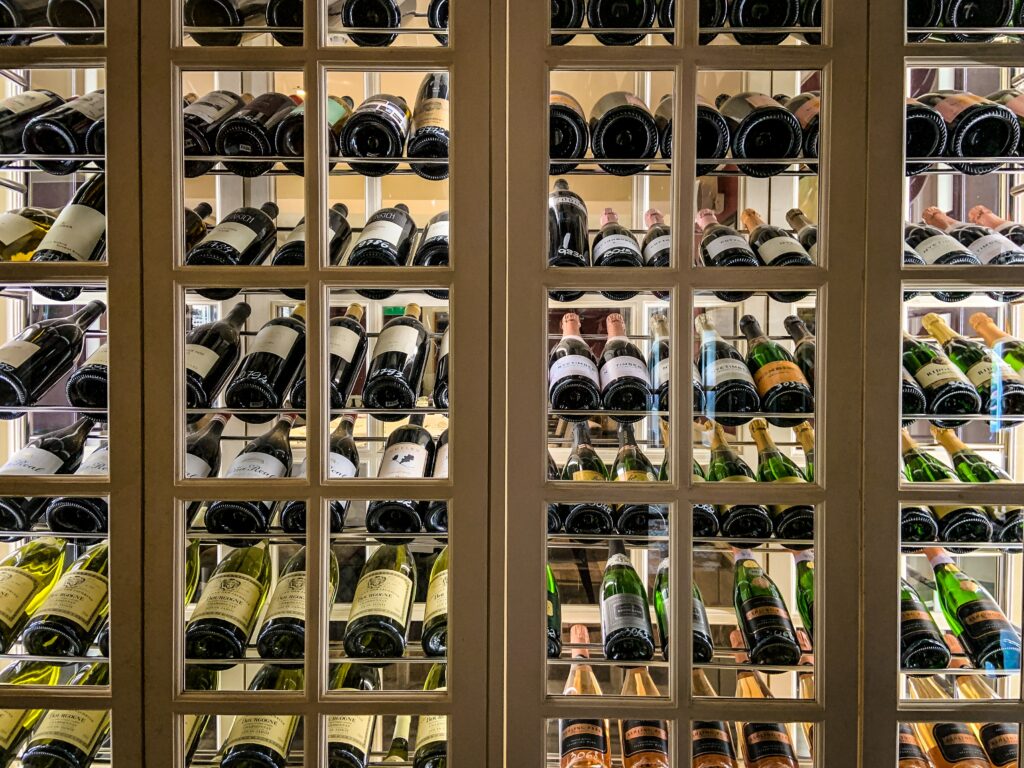 Quelle différence entre une cave à vin de service et une cave de